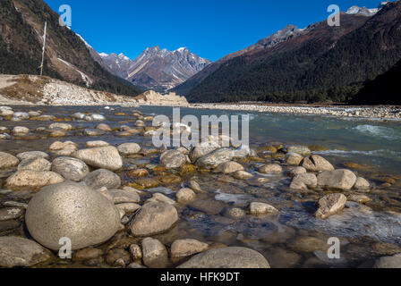 La vallée de l'himalaya avec des chaînes de montagnes arides et lointaines crêtes de neige des deux côtés de la rivière teesta au Sikkim, Inde. Banque D'Images