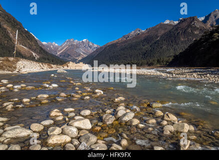 Yumthang vallée de la rivière de montagne avec des chaînes de montagnes arides, de la neige et des sommets éloignés de la rivière teesta dans le nord du Sikkim, Inde. Banque D'Images