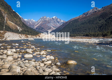 La vallée de la rivière de montagne avec des chaînes de montagnes arides, de la neige et des sommets éloignés de la rivière teesta yumthang, dans le nord du Sikkim, Inde. Banque D'Images