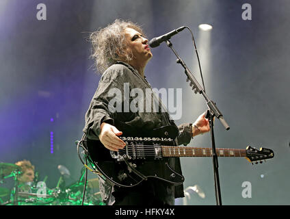 La Cure d'effectuer à la Manchester Arena comprend : The Cure, Robert Smith Où : Manchester, Royaume-Uni Quand : 29 Nov 2016 Banque D'Images