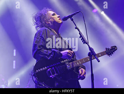 La Cure d'effectuer à la Manchester Arena comprend : The Cure, Robert Smith Où : Manchester, Royaume-Uni Quand : 29 Nov 2016 Banque D'Images