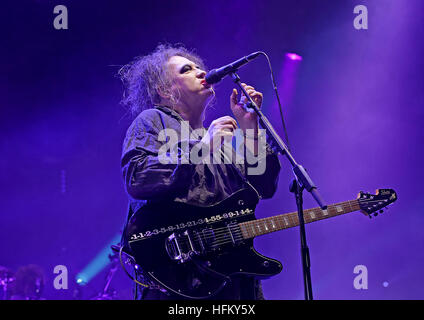 La Cure d'effectuer à la Manchester Arena comprend : The Cure, Robert Smith Où : Manchester, Royaume-Uni Quand : 29 Nov 2016 Banque D'Images