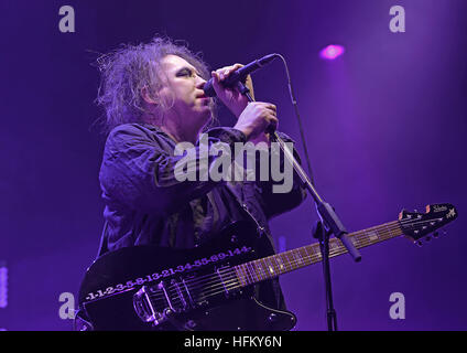 La Cure d'effectuer à la Manchester Arena comprend : The Cure, Robert Smith Où : Manchester, Royaume-Uni Quand : 29 Nov 2016 Banque D'Images