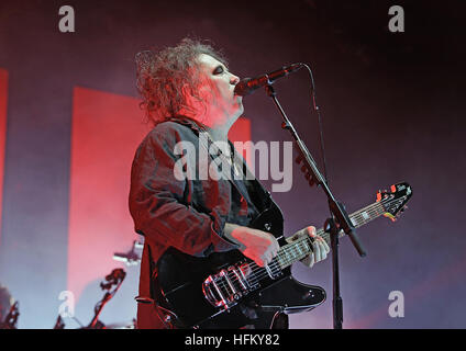 La Cure d'effectuer à la Manchester Arena comprend : The Cure, Robert Smith Où : Manchester, Royaume-Uni Quand : 29 Nov 2016 Banque D'Images