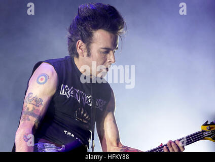 La Cure d'effectuer à la Manchester Arena comprend : La Cure, Simon Gallup Où : Manchester, Royaume-Uni Quand : 29 Nov 2016 Banque D'Images