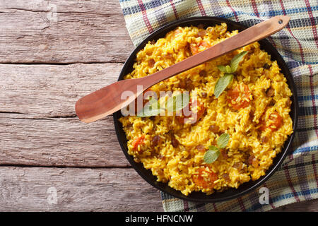 Riz végétarien avec des abricots secs et les raisins secs sur la table horizontale vue du dessus. Banque D'Images