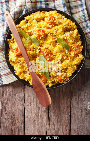 Riz végétarien avec des abricots secs et les raisins secs sur la table verticale Vue de dessus. Banque D'Images