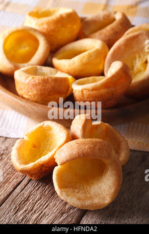 La cuisine anglaise traditionnelle : Yorkshire puddings fermer vers le haut sur la table. vertical Banque D'Images