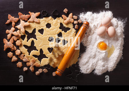 Pâtisserie cuisson figure sur la table et d'ingrédients. Vue du dessus horizontale Banque D'Images