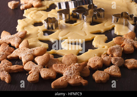 Cookies savoureux de sculpture en forme de papillons et de coeurs sur la table macro. L'horizontale Banque D'Images