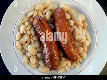 Haricots blancs avec de l'huile d'olive vierge et de saucisses Banque D'Images