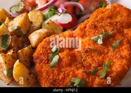 Wiener Schnitzel, salade et frites de pommes de terre sur une plaque horizontale de près. Banque D'Images