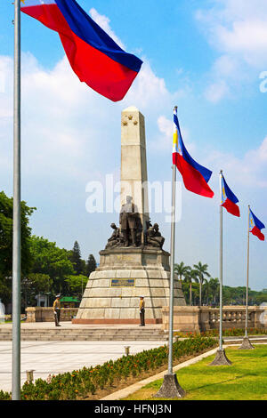 Drapeaux, marines et statue au parc Rizal, Luneta, Manille, Philippines Banque D'Images