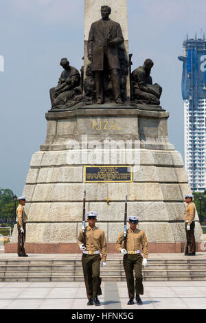 Les gardes marines à monument, Rizal, parc,Luneta, Manille, Philippines Banque D'Images