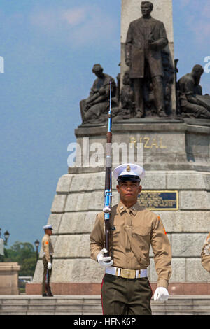 Les gardes marines à monument, Rizal, parc,Luneta, Manille, Philippines Banque D'Images