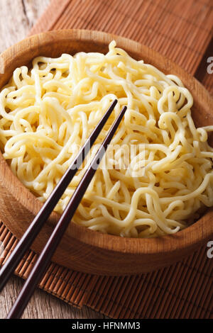 Asiatiques traditionnelles nouilles ramen au bol en bois close-up sur la table verticale. Banque D'Images