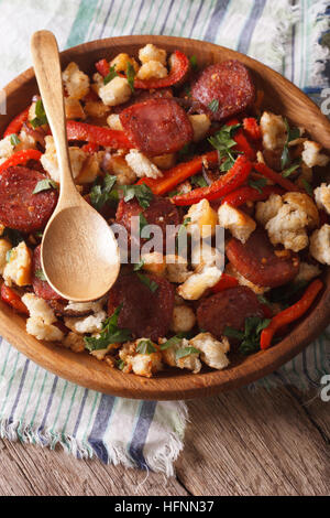 L'Espagnol migas avec chorizo, miettes de pain et de légumes sur une plaque verticale. Banque D'Images