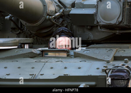 Closeup portrait du pilote de l'armée russe char de combat principal T-90A au cours de la grande parade de la victoire à Moscou de répétition Banque D'Images