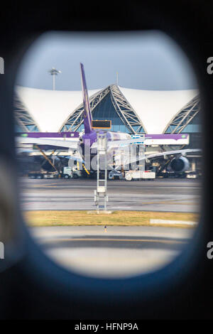 Vue sur l'aéroport de Suvarnabhumi à partir de la fenêtre de l'avion, Bangkok, Thaïlande Banque D'Images