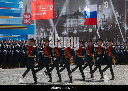 Les soldats de la garde d'honneur russe mars jusqu'à la Place Rouge pendant le Défilé militaire, le jour de la victoire à Moscou, Russie Banque D'Images