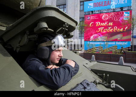 Closeup portrait of tankman dans le vintage Soviet tank T-34 au cours de la grande parade de la victoire à Moscou Banque D'Images