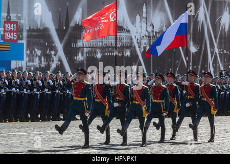 Les soldats de la garde d'honneur russe mars jusqu'à la Place Rouge pendant le Défilé militaire, le jour de la Victoire sur la Place Rouge de Moscou le 7 mai 2015 Banque D'Images