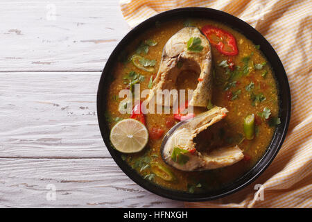 Délicieux curry de poisson épicé de coriandre sur la table horizontale vue du dessus. Banque D'Images