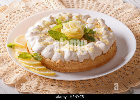 Une délicieuse tarte au citron meringuée close-up sur une plaque horizontale. Banque D'Images