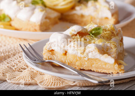 Tranche de tarte citron meringuée close-up sur une plaque horizontale. Banque D'Images