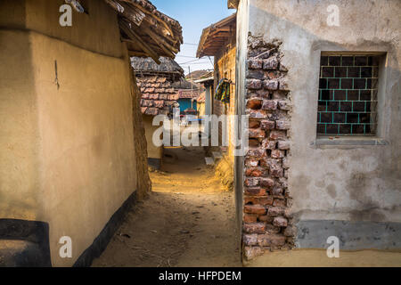 Une ruelle qui mène à un village de Bankura, dans l'ouest du Bengale, en Inde. Banque D'Images