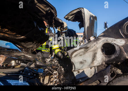 Le sauvetage d'un accident de voiture. Banque D'Images