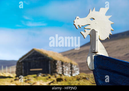 Bateau Viking au toit d'herbe avec la tête d'un hangar à bateaux, Leitisvatn Sørvágsvatn, Vagar et, îles Féroé, Danemark en avril - îles Féroé Leitisvatn Sorvagsvatn Banque D'Images