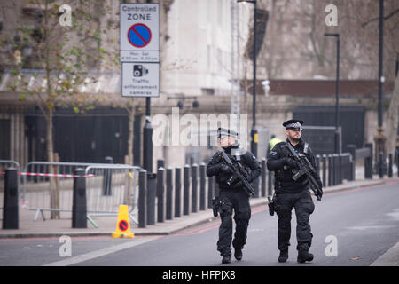 Les agents de police armés à pied dans le centre de Londres, avant les fêtes de fin d'année, comme des milliers d'agents de police devront fournir une bague de protection autour de l'ensemble de la ville de pièces d'artifice, tout en tactiques ont été ajusté à la suite de cette année, les atrocités terroristes en Europe. Banque D'Images