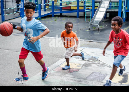 New York City, NY NYC, Manhattan, Harlem, Howard Bennett Playground, Black Blacks Africains ethnie minoritaire, garçons lad lads gamin enfants enfant ch Banque D'Images