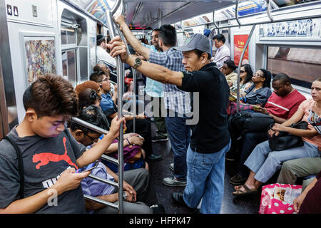 New York City,NY NYC,metro,MTA,transports en commun,train,intérieur,passagers rider riders,riders,garçons garçon lad lads gamin c Banque D'Images