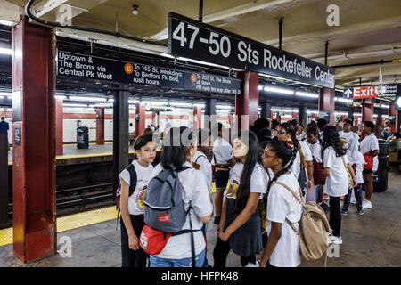 New York City,NY NYC,metro,MTA,transports en commun,Rockefeller Center,station,plate-forme,Asian Asians ethniquement immigrants minorités,Black Blac Banque D'Images