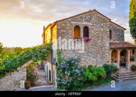 Belle maison en pierre ancienne itanlian avec fenêtres et des plantes typiques pendant le coucher du soleil, de l'italie Banque D'Images