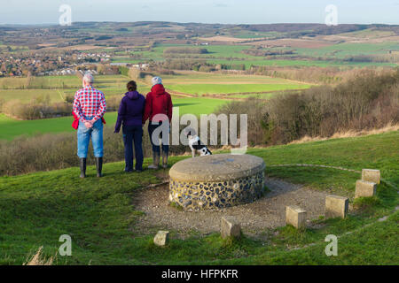 Les gens à la vue à la campagne par la Couronne de l'Étoile du millénaire à Wye pierre National Nature Reserve sur North Downs Way le long de Wye Downs. Kent England UK Banque D'Images