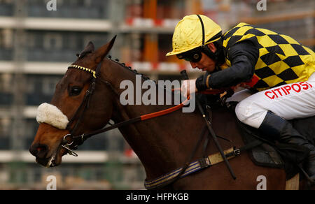 Cerise sur le gâteau monté par Leighton Aspell s'éloigne de la dernière barrière avant de gagner la télévision Betfred Novices Limited Handicap Steeple Chase course à l''hippodrome de Newbury. Banque D'Images