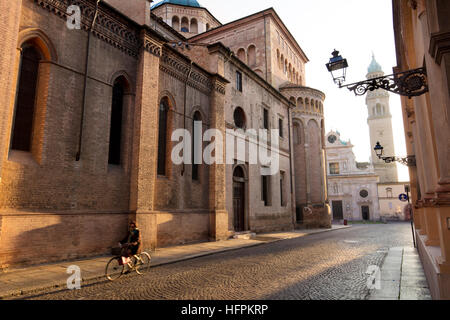 Lever du soleil sur le long de Via Cardinal Ferrari avec le Duomo et Chiesa San Giovanni, Parme, Emilie-Romagne, Italie Banque D'Images