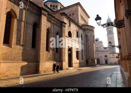 Lever du soleil sur le long de Via Cardinal Ferrari avec le Duomo et Chiesa San Giovanni, Parme, Emilie-Romagne, Italie Banque D'Images