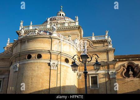 La lumière du soleil du matin sur l'église Santa Maria della Steccata, Parme, Emilie-Romagne, Italie Banque D'Images