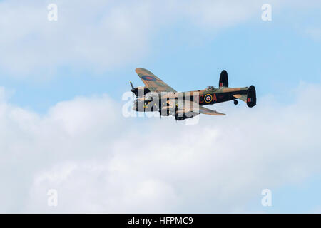 Avro Lancaster RAF B1 PA 474 Battle of Britain Memorial Flight bomber affichage à l'Airshow Banque D'Images