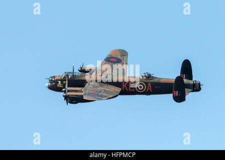 Avro Lancaster RAF B1 PA 474 Battle of Britain Memorial Flight bomber affichage à l'Airshow Banque D'Images