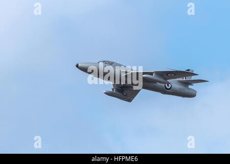 La RAF Hawker Hunter T.7 jet fighter affichage à la foule à l'Airshow Banque D'Images