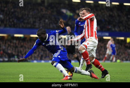 La Chelsea N'Golo Kante (à gauche) et Stoke City's Xherdan Shaqiri (à droite) bataille pour la balle au cours de la Premier League match à Stamford Bridge, Londres. Banque D'Images