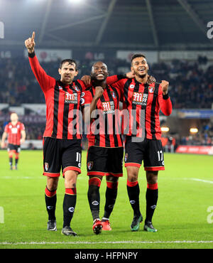AFC Bournemouth Joshua King (à droite) célèbre marquant son troisième but du côté du jeu avec ses coéquipiers au cours de la Premier League match au Liberty Stadium, Swansea. Banque D'Images