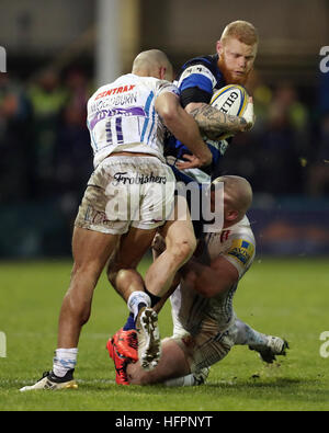 Bath's Tom Homer est abordé par l'Exeter Olly Woodburn pendant le match Aviva Premiership au Recreation Ground, baignoire. Banque D'Images