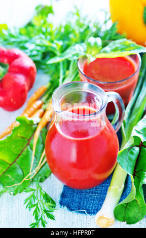 Jus de légumes frais dans le verre et sur une table Banque D'Images