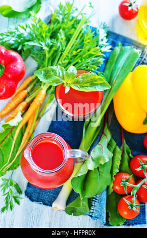 Jus de légumes frais dans le verre et sur une table Banque D'Images